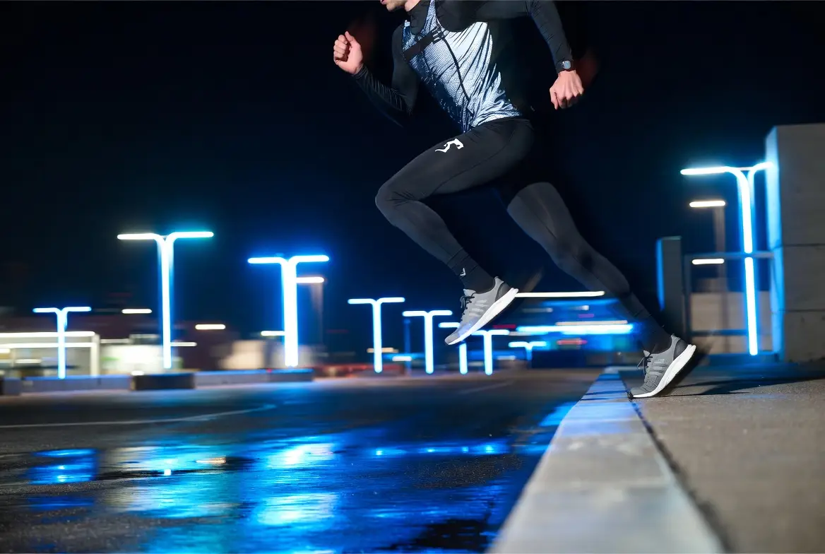 Un encuadre de campaña deportiva nocturna con movimiento dinámico e iluminación urbana dramática