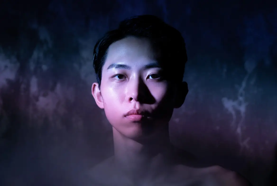 Un retrato de portada de álbum de alta gama con iluminación controlada y un diseño centrado de ambiente melancólico.